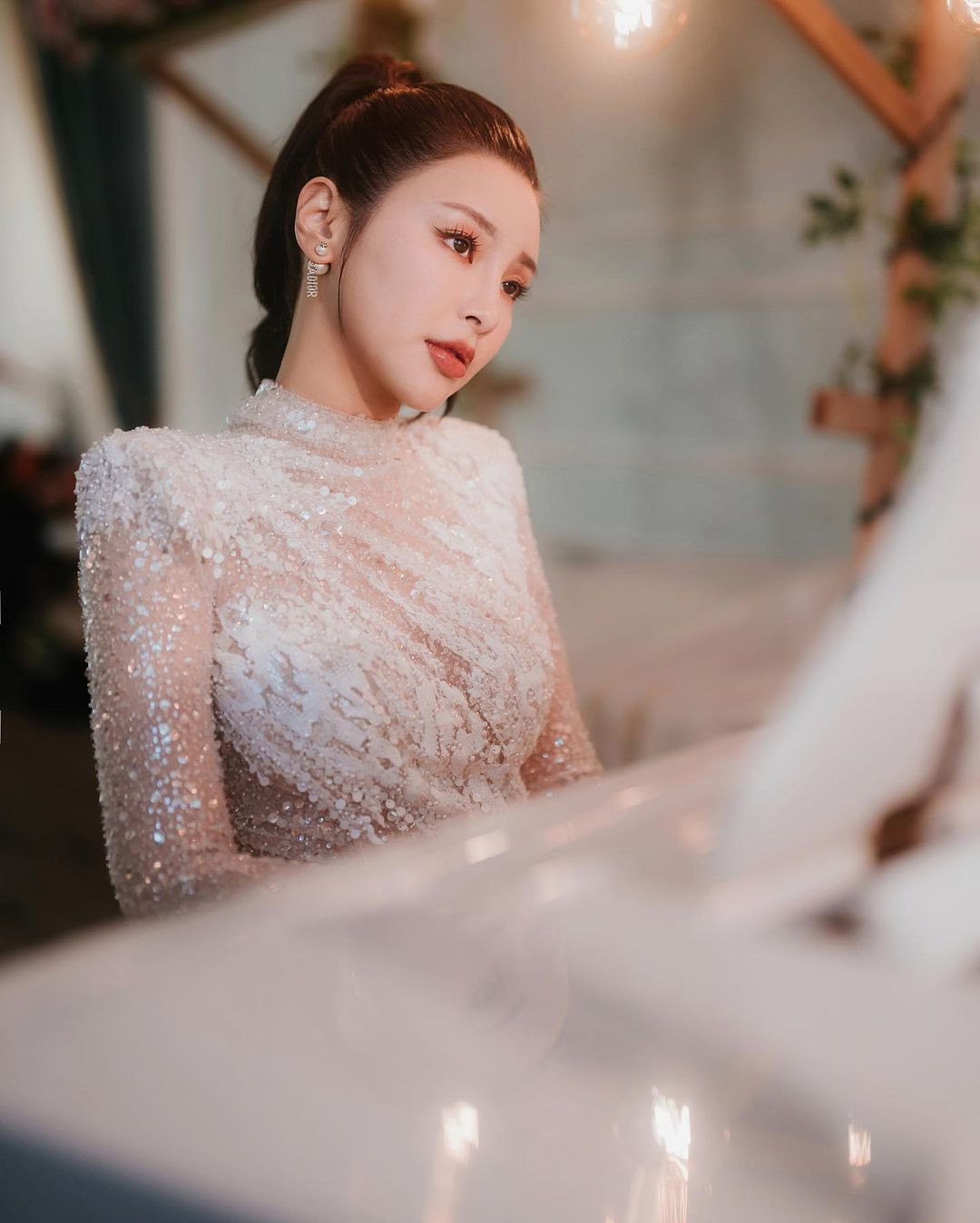 Bên cạnh đó, Rainky Wai còn kết hợp với bạn bè kinh doanh lĩnh vực làm đẹp. Mỗi buổi livestream của nữ diễn viên 31 tuổi đạt thành tích hàng triệu đơn hàng, mang về thu nhập hơn 1 triệu USD Hong Kong/tháng (hơn 128.000 USD).