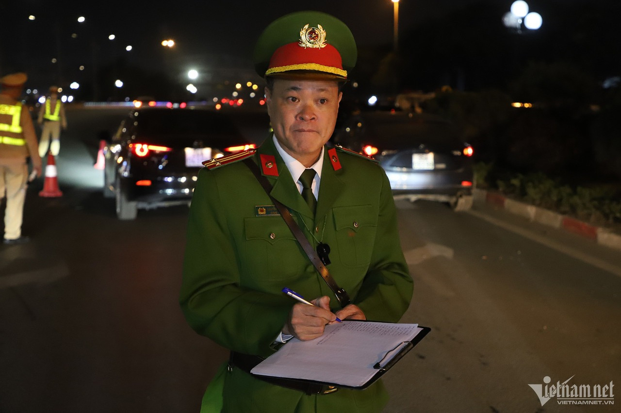 Tổ công tác đã đặt biển thông báo chốt kiểm tra nồng độ cồn và chóp nón để phân ra 2 làn kiểm tra toàn bộ ô tô, xe máy lưu thông trên đường Lê Quang Đạo (hướng từ Đại lộ Thăng Long - Sân vận động Quốc gia Mỹ Đình). Tổ công tác đã đặt biển thông báo chốt kiểm tra nồng độ cồn và chóp nón để phân ra 2 làn kiểm tra toàn bộ ô tô, xe máy lưu thông trên đường Lê Quang Đạo (hướng từ Đại lộ Thăng Long - Sân vận động Quốc gia Mỹ Đình).