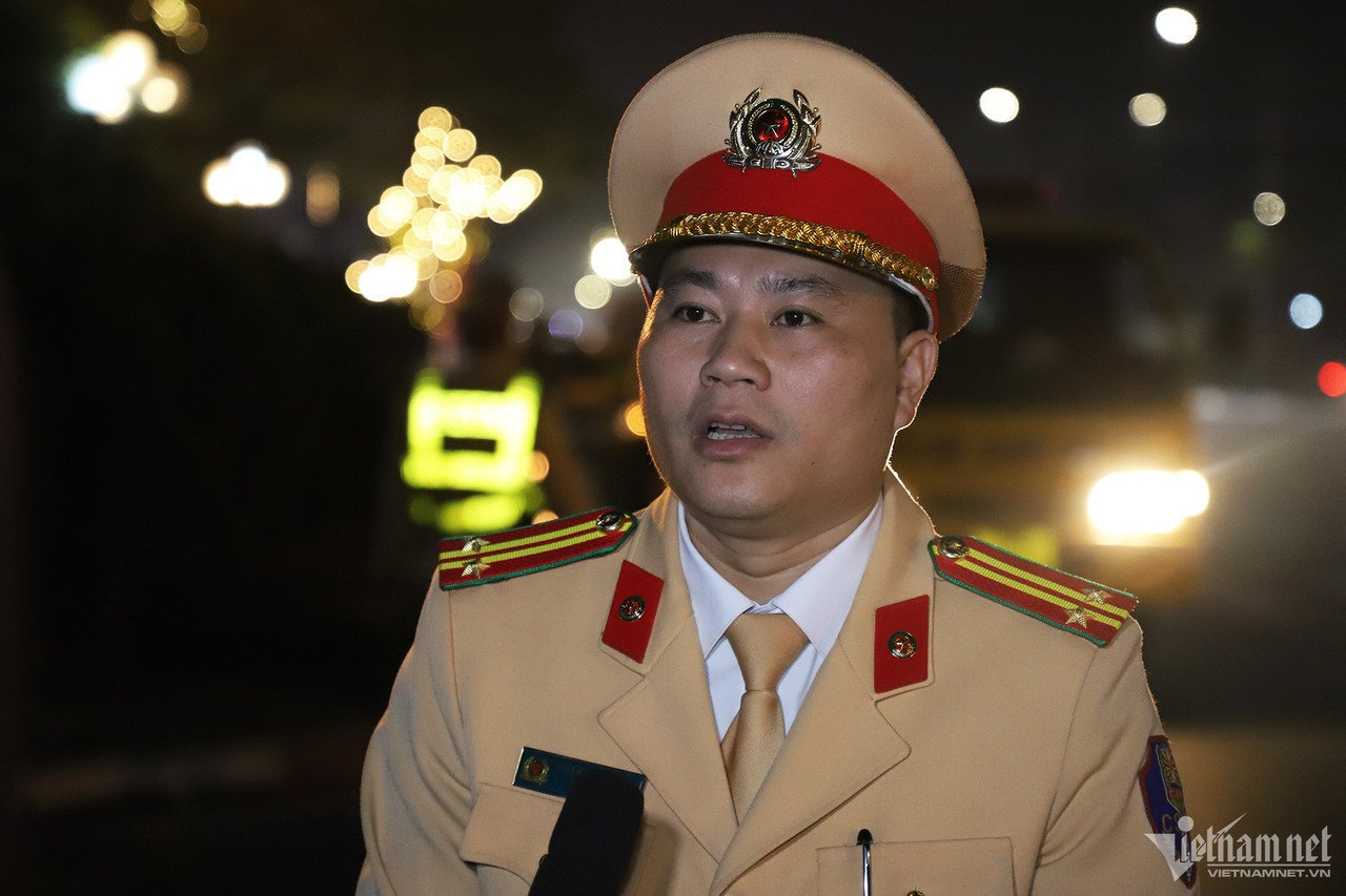 Trung tá Phạm Văn Chiến, Đội trưởng Đội CSGT đường bộ số 6 (Phòng CSGT Công an TP Hà Nội) cho biết, đơn vị đã làm công tác điều tra cơ bản các tuyến đường mà Đội quản lý để tập trung xử lý tại đường, phố có lượng vi phạm nhiều. "Chúng tôi quán triệt cán bộ, chiến sĩ của đơn vị phải kiên quyết xử lý vi phạm, không có vùng cấm và không có ngoại lệ. Đơn vị cũng xác định việc xử lý vi phạm nồng độ cồn là xuyên suốt, không có ngày nghỉ", Trung tá Phạm Văn Chiến nói. Trung tá Nguyễn Đức Hiển, Đội trưởng Đội CSGT - Trật tự (Công an quận Nam Từ Liêm) cũng thông tin, đơn vị đã vận động đến từng nhà hàng, cơ sở kinh doanh ăn uống trên địa bàn, có trách nhiệm nhắc nhở khách hàng đã sử dụng rượu bia thì không lái xe. Trung tá Phạm Văn Chiến, Đội trưởng Đội CSGT đường bộ số 6 (Phòng CSGT Công an TP Hà Nội) cho biết, đơn vị đã làm công tác điều tra cơ bản các tuyến đường mà Đội quản lý để tập trung xử lý tại đường, phố có lượng vi phạm nhiều. "Chúng tôi quán triệt cán bộ, chiến sĩ của đơn vị phải kiên quyết xử lý vi phạm, không có vùng cấm và không có ngoại lệ. Đơn vị cũng xác định việc xử lý vi phạm nồng độ cồn là xuyên suốt, không có ngày nghỉ", Trung tá Phạm Văn Chiến nói. Trung tá Nguyễn Đức Hiển, Đội trưởng Đội CSGT - Trật tự (Công an quận Nam Từ Liêm) cũng thông tin, đơn vị đã vận động đến từng nhà hàng, cơ sở kinh doanh ăn uống trên địa bàn, có trách nhiệm nhắc nhở khách hàng đã sử dụng rượu bia thì không lái xe.