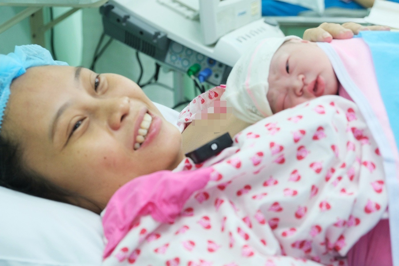 Chị Hồng phấn hạnh phúc bên con gái cưng (Ảnh: TC).