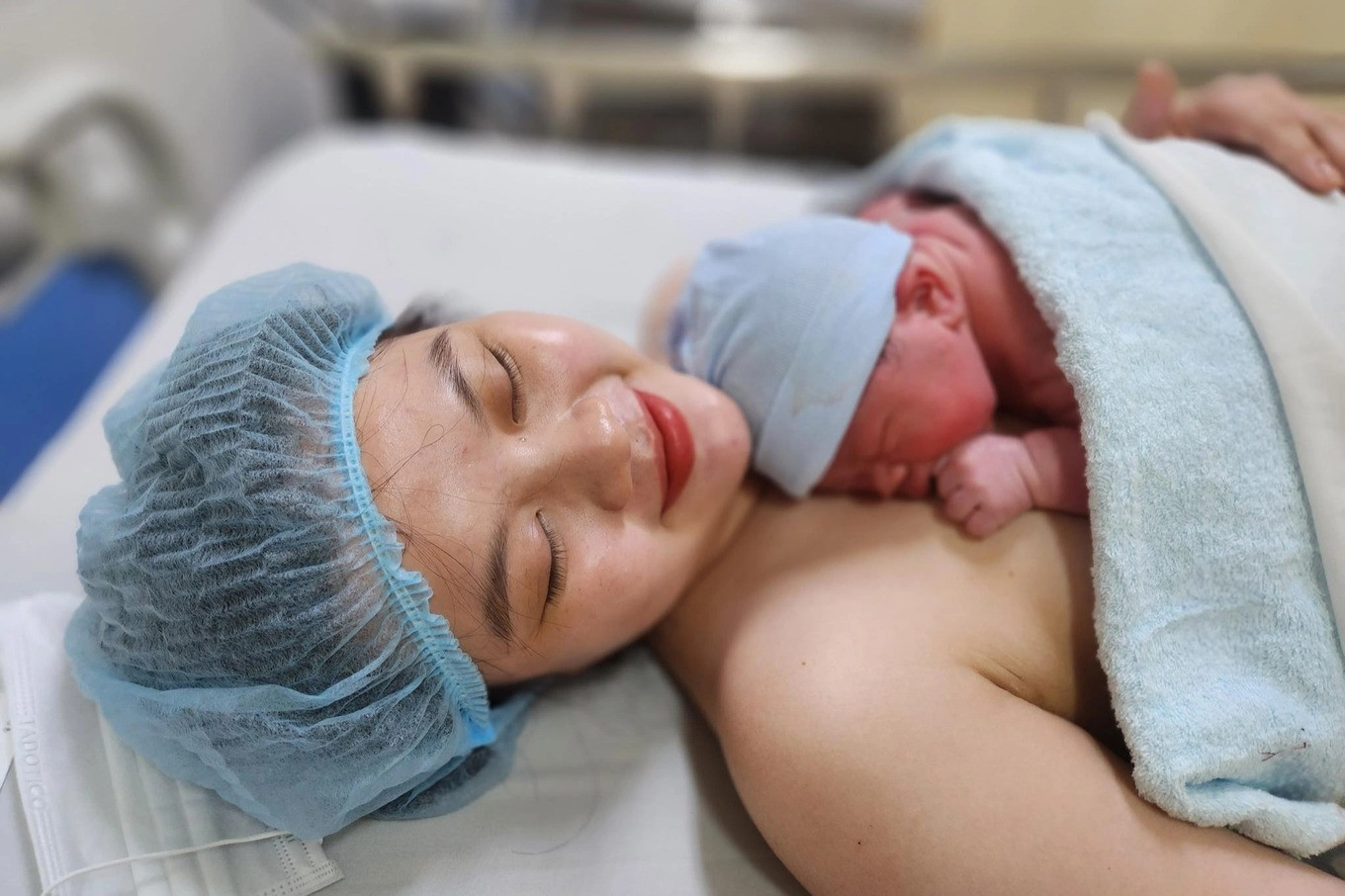 Nụ cười rạng rỡ của người mẹ khi thiên thần nhí của mình chào đời khỏe mạnh trong thời khắc đặc biệt tại Bệnh viện Từ Dũ (Ảnh: MT).