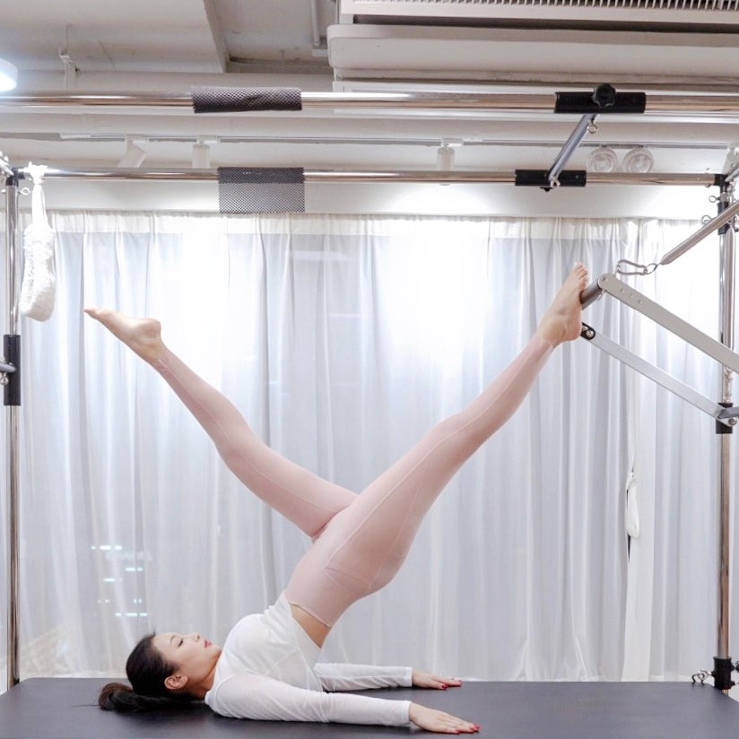 Bí quyết của người đẹp Hong Kong là chăm chỉ tập luyện thể dục thể thao. Trên trang cá nhân, cô không ít lần đăng ảnh thực hiện các động tác pilates có độ khó cao.