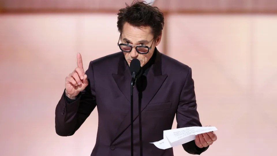 "Người sắt" Robert Downey Jr. chuẩn bị cả bài phát biểu dài trên giấy. Ảnh: Yahoo. "Người sắt" Robert Downey Jr. chuẩn bị cả bài phát biểu dài trên giấy. Ảnh: Yahoo.