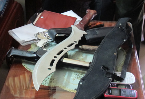 Dao, còng số 8, dùi cui điện... được tìm thấy trên xe ô tô.