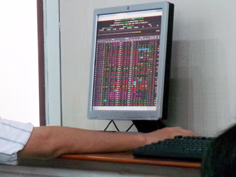  Nhà đầu tư bấn loạn xả hàng trong phiên giao dịch ngày 21-2 - Ảnh minh họa: Hồng Nhựt (Tuổi Trẻ)