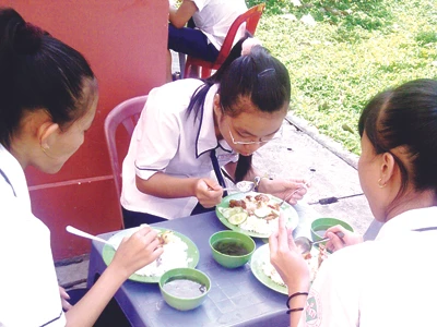 Nhà trường bán đồ ăn đảm bảo vệ sinh cho các em. Ảnh: Gia Huy