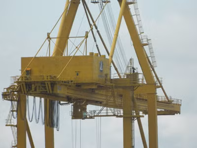 Các thiết bị cẩu dần xuống cấp, hoen gỉ