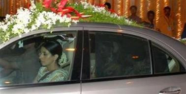 Trang phục vương giả của chú rể Chú rể và cô dâu qua cửa kính ô tô Cô dâu Aishwarya Rai - Hoa hậu thế giới năm 1994 Chiếc xe kết đầy hoa Công chúng đón chào chú rể Nhảy múa chào mừng trước nhà chú rể Đúng như một ông hoàng