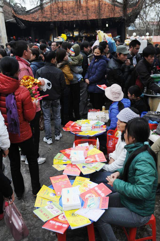 Tình trạng bán các loại sách bói toán, dâng lễ thuê vẫn xảy ra