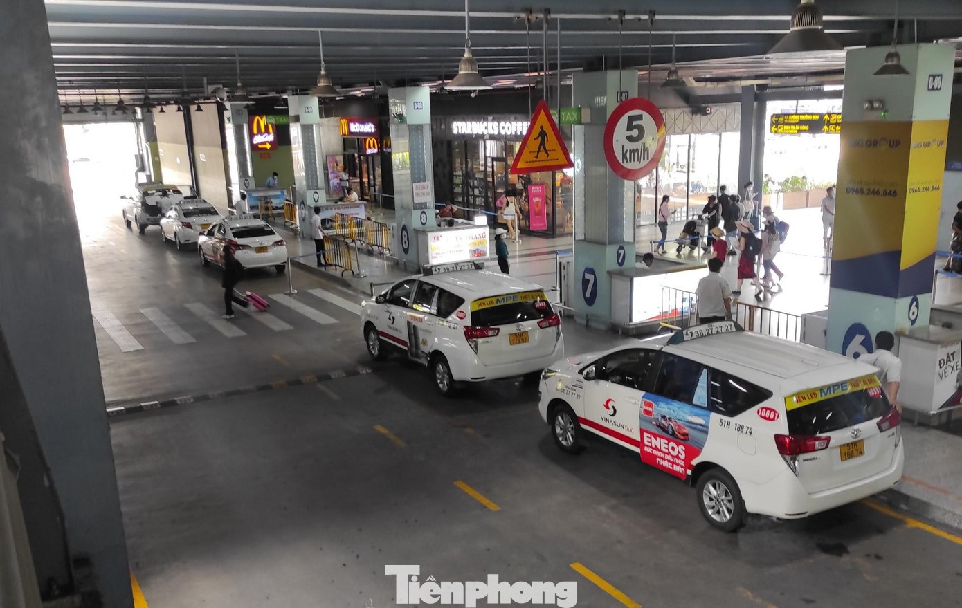 Ở khu vực làn chờ taxi cũng khá thông thoáng. Ở khu vực làn chờ taxi cũng khá thông thoáng.