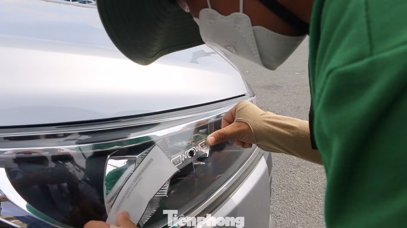 ...và dán thẻ ETC cho các tài xế trước khi vào cao tốc. ...và dán thẻ ETC cho các tài xế trước khi vào cao tốc.