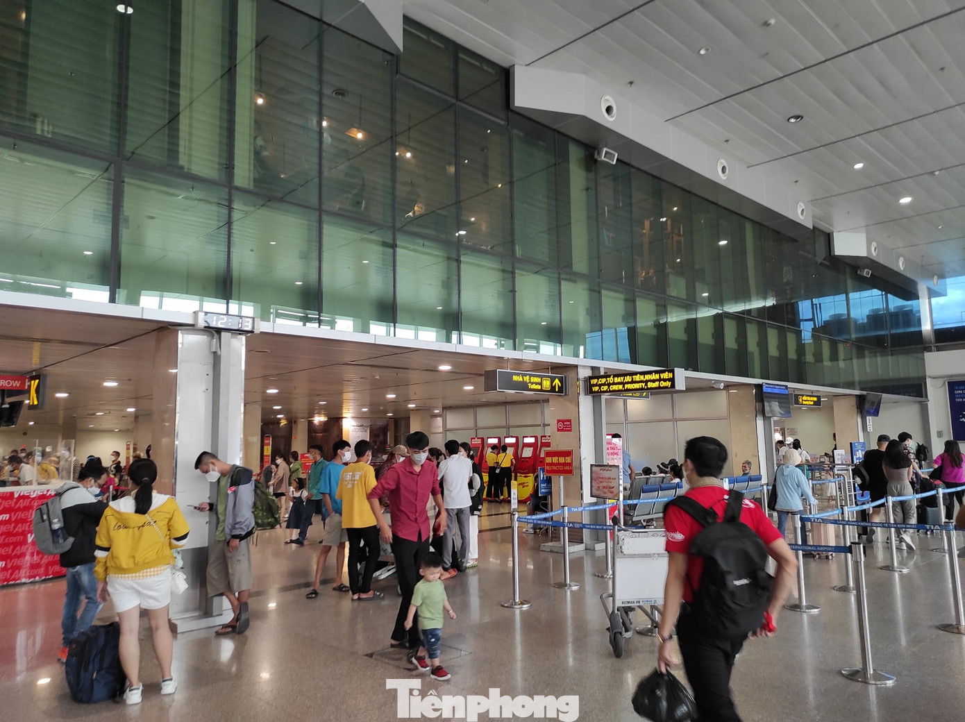 Ghi nhận vào trưa Chủ nhật (31/7), sân bay Tân Sơn Nhất vẫn khá thông thoáng. Ghi nhận vào trưa Chủ nhật (31/7), sân bay Tân Sơn Nhất vẫn khá thông thoáng.