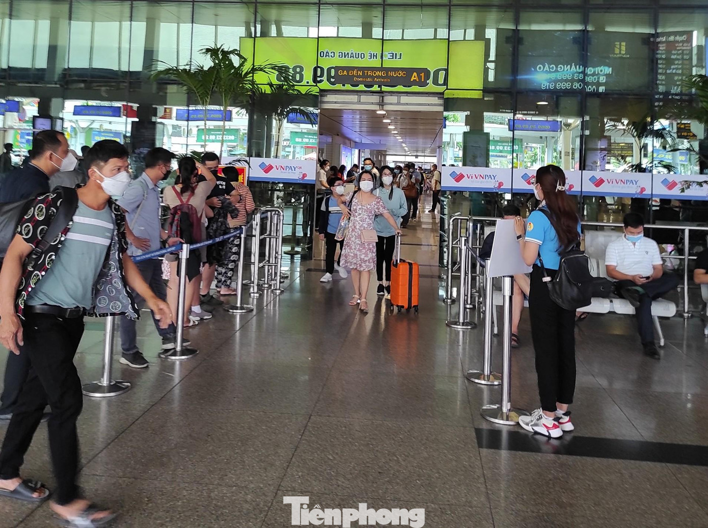 Lượng khách đến và đi nhộn nhịp. Lượng khách đến và đi nhộn nhịp.