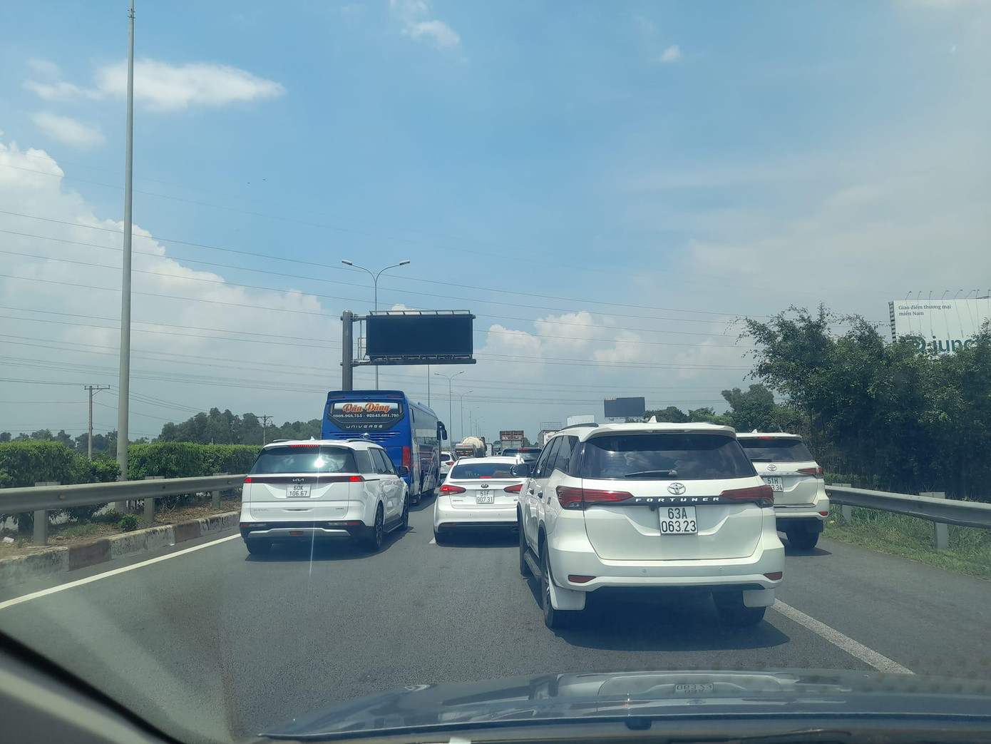 Ùn ứ trên cao tốc TPHCM-LTT-DG (hướng TPHCM đi Quốc lộ 51). Ảnh: Người dân chia sẻ Ùn ứ trên cao tốc TPHCM-LTT-DG (hướng TPHCM đi Quốc lộ 51). Ảnh: Người dân chia sẻ