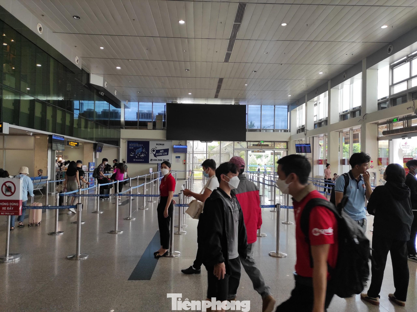 Tuy nhiên, lượng khách của sân bay Tân Sơn Nhất ít hơn nhiều so với cùng thời điểm tuần trước. Tuy nhiên, lượng khách của sân bay Tân Sơn Nhất ít hơn nhiều so với cùng thời điểm tuần trước.