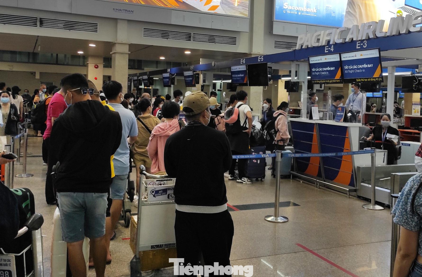 Các quầy làm thủ tục của các hãng bay không còn cảnh chật kín người như thời điểm cách đây 1 tuần. Các quầy làm thủ tục của các hãng bay không còn cảnh chật kín người như thời điểm cách đây 1 tuần.