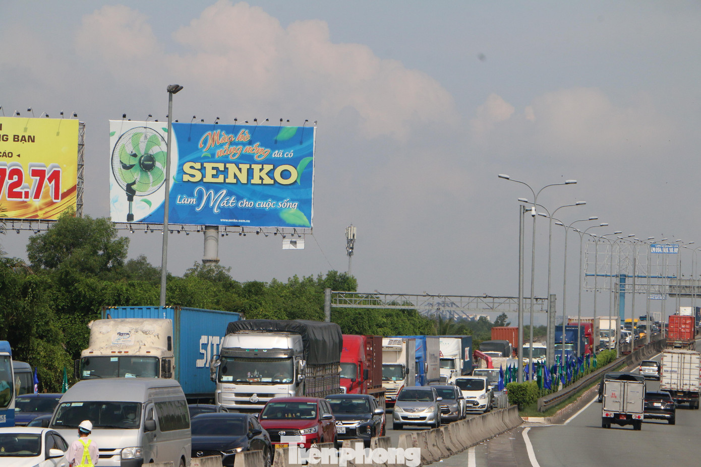 Hàng nghìn phương tiện xếp hàng gần 4km di chuyển qua trạm thu phí Long Phước. Hàng nghìn phương tiện xếp hàng gần 4km di chuyển qua trạm thu phí Long Phước.