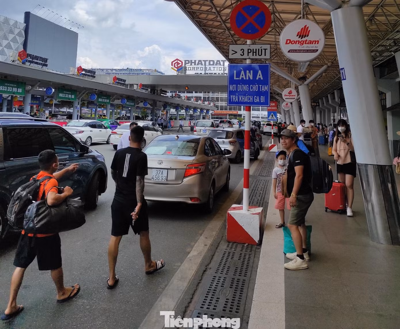 Sở GTVT TPHCM đề xuất nhiều giải pháp giảm ùn ứ ở sân bay Tân Sơn Nhất. (Ảnh minh họa) Sở GTVT TPHCM đề xuất nhiều giải pháp giảm ùn ứ ở sân bay Tân Sơn Nhất. (Ảnh minh họa)