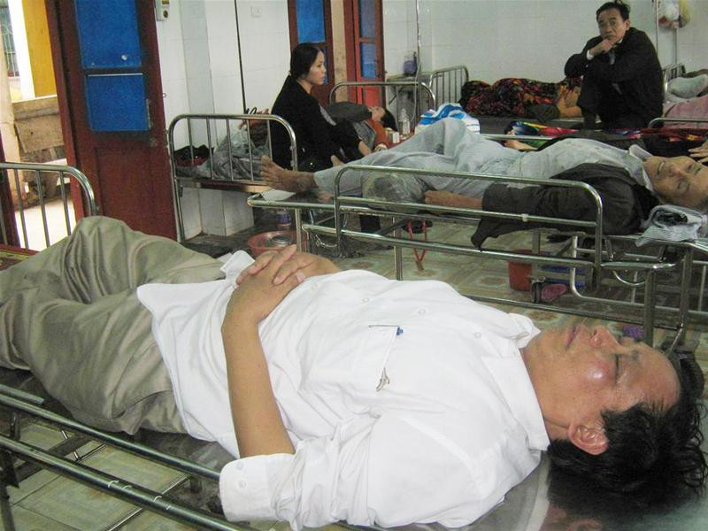 Nhà báo Võ Minh Châu đang nằm cấp cứu tại Bệnh viện đa khoa tỉnh Hà Tĩnh. Ảnh : PV