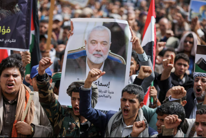 Người biểu tình giơ cao tấm áp phích có hình thủ lĩnh Hamas bị ám sát Ismail Haniyeh trong cuộc biểu tình thể hiện sự đoàn kết với người Palestine ở bên ngoài văn phòng Liên Hợp Quốc tại Yemen, ngày 3/8. (Ảnh: Reuters) Người biểu tình giơ cao tấm áp phích có hình thủ lĩnh Hamas bị ám sát Ismail Haniyeh trong cuộc biểu tình thể hiện sự đoàn kết với người Palestine ở bên ngoài văn phòng Liên Hợp Quốc tại Yemen, ngày 3/8. (Ảnh: Reuters)