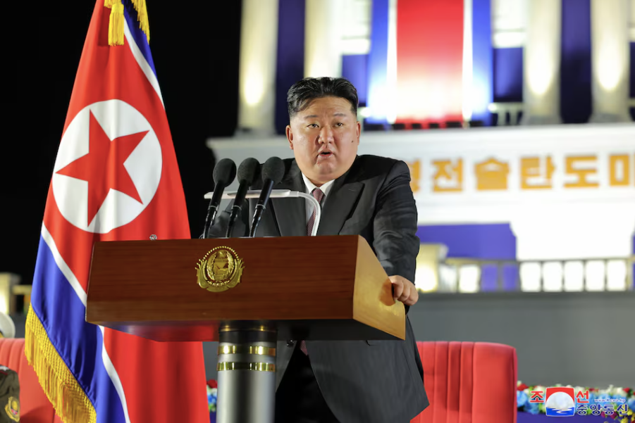 Chủ tịch Triều Tiên Kim Jong Un phát biểu tại lễ bàn giao 250 bệ phóng tên lửa mới cho quân đội, ngày 4/8. (Ảnh: KCNA)