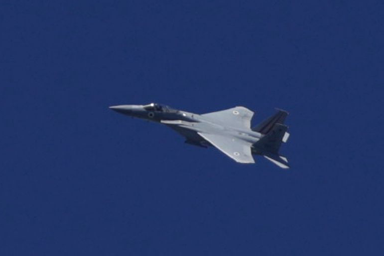 Một chiếc máy bay chiến đấu của Israel bay gần biên giới Li-băng ngày 29/2. (Ảnh: Getty)
