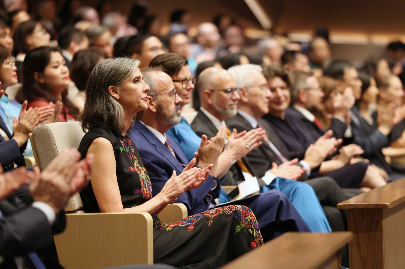 Các đại sứ, đại biện, trưởng đại diện các tổ chức quốc tế đến dự lễ kỷ niệm. (Ảnh: Quảng Phúc)