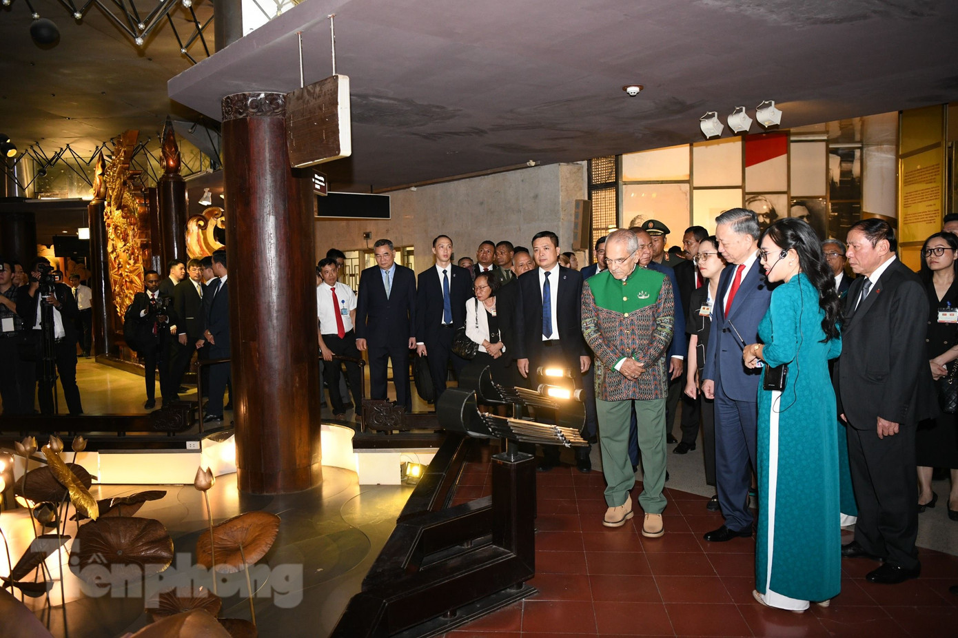 Chủ tịch nước Tô Lâm và Tổng thống Timor-Leste José Ramos-Horta nghe giới thiệu về cuộc đời Chủ tịch Hồ Chí Minh. (Ảnh: Như Ý)