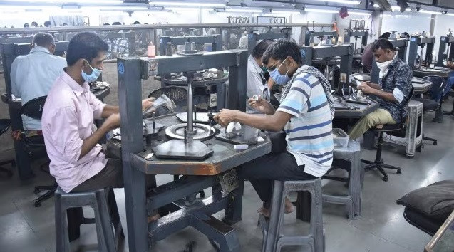 Hàng ngàn công nhân đánh bóng kim cương ở Ấn Độ mất việc từ khi phương Tây cấm cửa kim cương Nga. (Ảnh: Times of India) Hàng ngàn công nhân đánh bóng kim cương ở Ấn Độ mất việc từ khi phương Tây cấm cửa kim cương Nga. (Ảnh: Times of India)