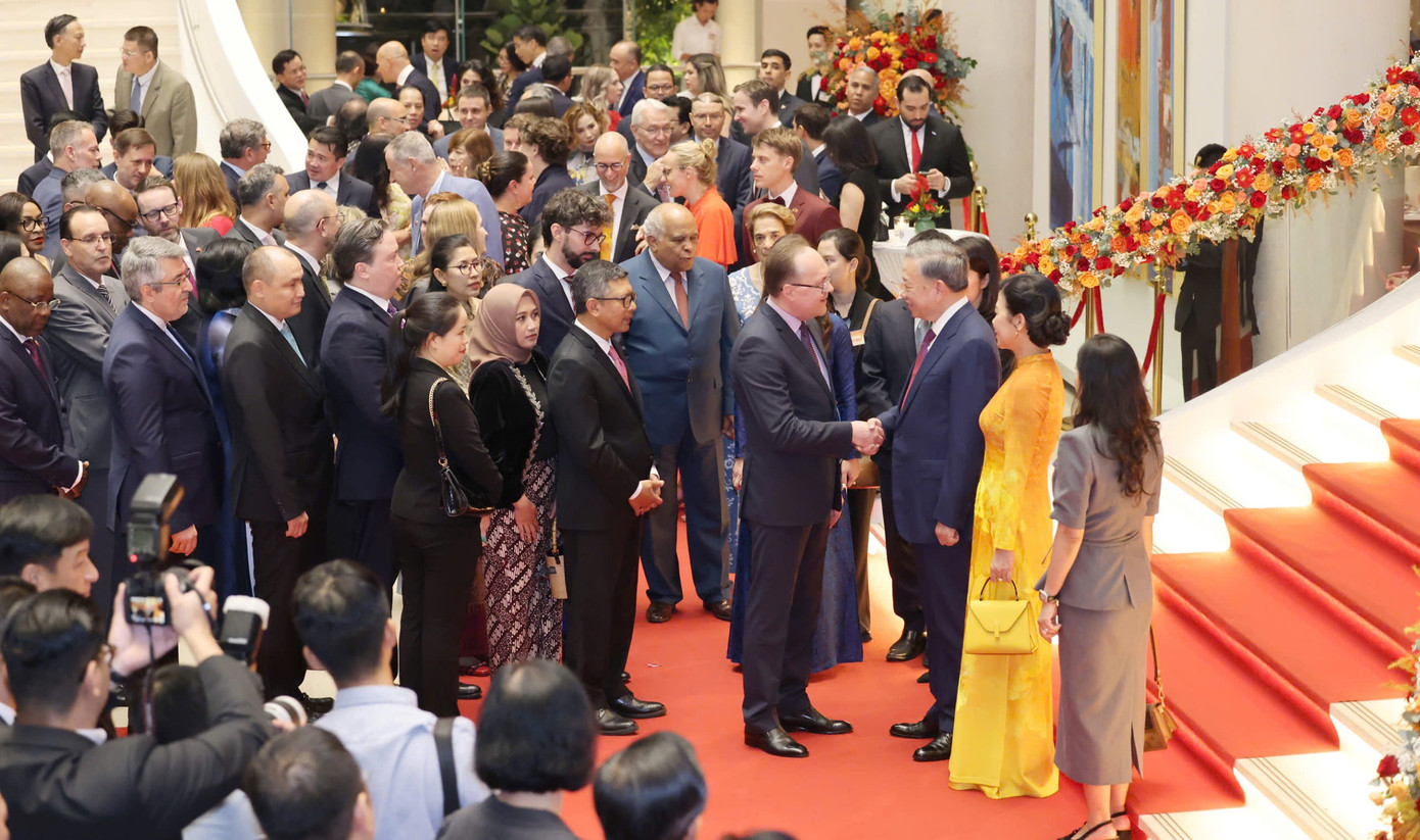 Tổng Bí thư, Chủ tịch nước Tô Lâm và Phu nhân đón các đại sứ, đại biện, trưởng đại diện các tổ chức quốc tế đến dự lễ kỷ niệm. (Ảnh: Quảng Phúc)