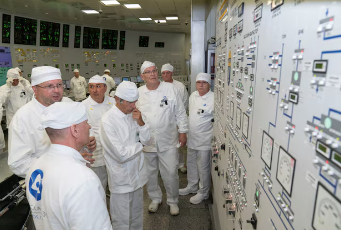 Tổng Giám đốc IAEA Rafael Grossi thăm nhà máy điện hạt nhân Kursk ngày 27/8. (Ảnh: Rosatom)
