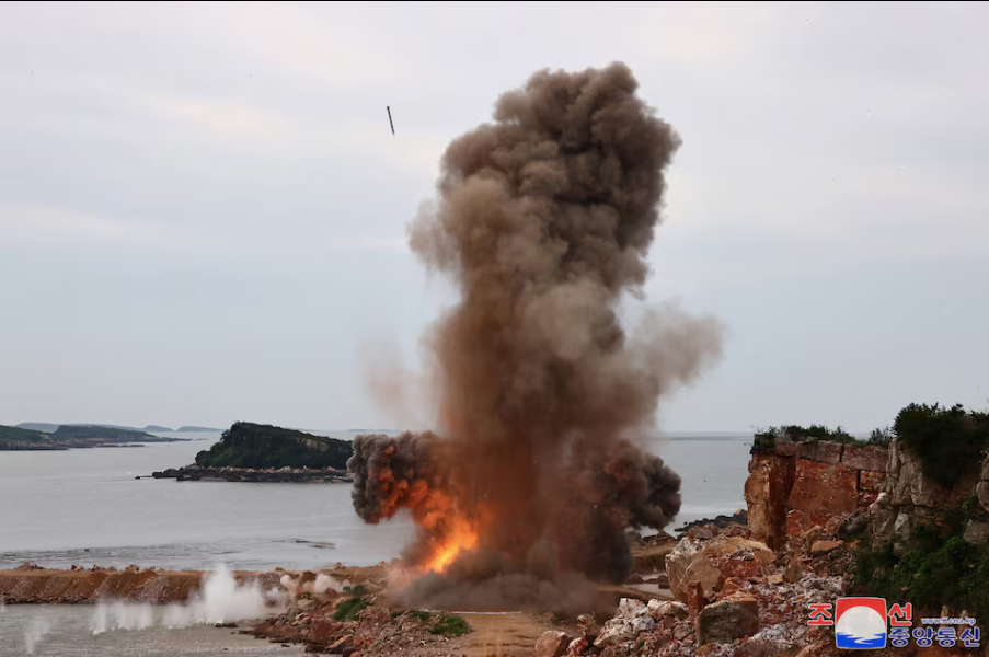 Mục tiêu giả định nổ tung trong cuộc thử nghiệm bệ phóng tên lửa nâng cấp của Triều Tiên. (Ảnh: KCNA) Mục tiêu giả định nổ tung trong cuộc thử nghiệm bệ phóng tên lửa nâng cấp của Triều Tiên. (Ảnh: KCNA)