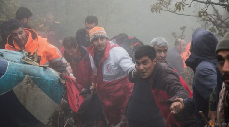 Lực lượng cứu hộ làm việc tại hiện trường vụ rơi trực thăng chở cố Tổng thống Iran Raisi. (Ảnh: Reuters)