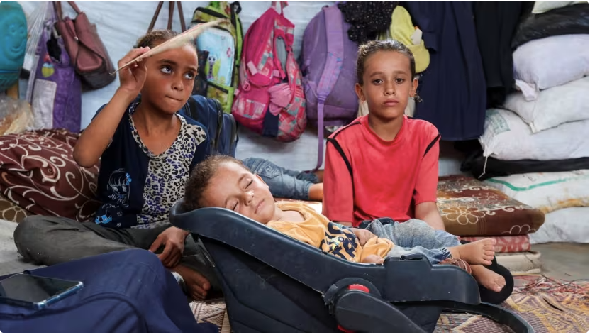 Cậu bé người Palestine Abdul Rahman Abu Al-Jidyan là trường hợp đầu tiên mắc virus bại liệt ở Dải Gaza trong 25 năm. (Ảnh: Reuters)