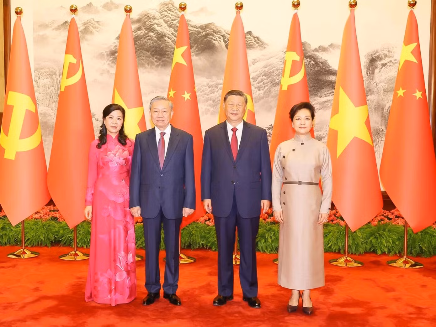 Tổng Bí thư, Chủ tịch nước Tô Lâm cùng Phu nhân và Tổng Bí thư, Chủ tịch nước Trung Quốc Tập Cận Bình cùng Phu nhân chụp ảnh chung trong chuyến thăm. (Ảnh: Baoquocte)