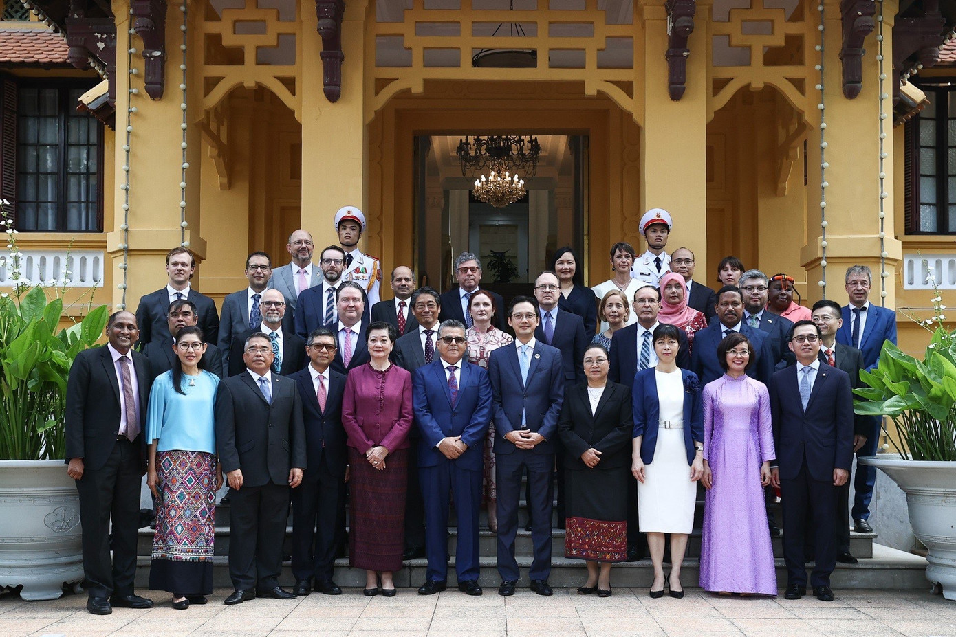 Các quan chức, đại sứ quốc gia thành viên ASEAN dự lễ thượng cờ ngày 8/8 tại Hà Nội. (Ảnh: Nhật Minh) Các quan chức, đại sứ quốc gia thành viên ASEAN dự lễ thượng cờ ngày 8/8 tại Hà Nội. (Ảnh: Nhật Minh)