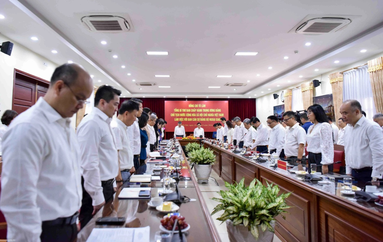 Trước khi bắt đầu buổi làm việc, Tổng Bí thư, Chủ tịch nước và các đại biểu dành 1 phút mặc niệm cố Tổng Bí thư Nguyễn Phú Trọng. (Ảnh: Baoquocte) Trước khi bắt đầu buổi làm việc, Tổng Bí thư, Chủ tịch nước và các đại biểu dành 1 phút mặc niệm cố Tổng Bí thư Nguyễn Phú Trọng. (Ảnh: Baoquocte)