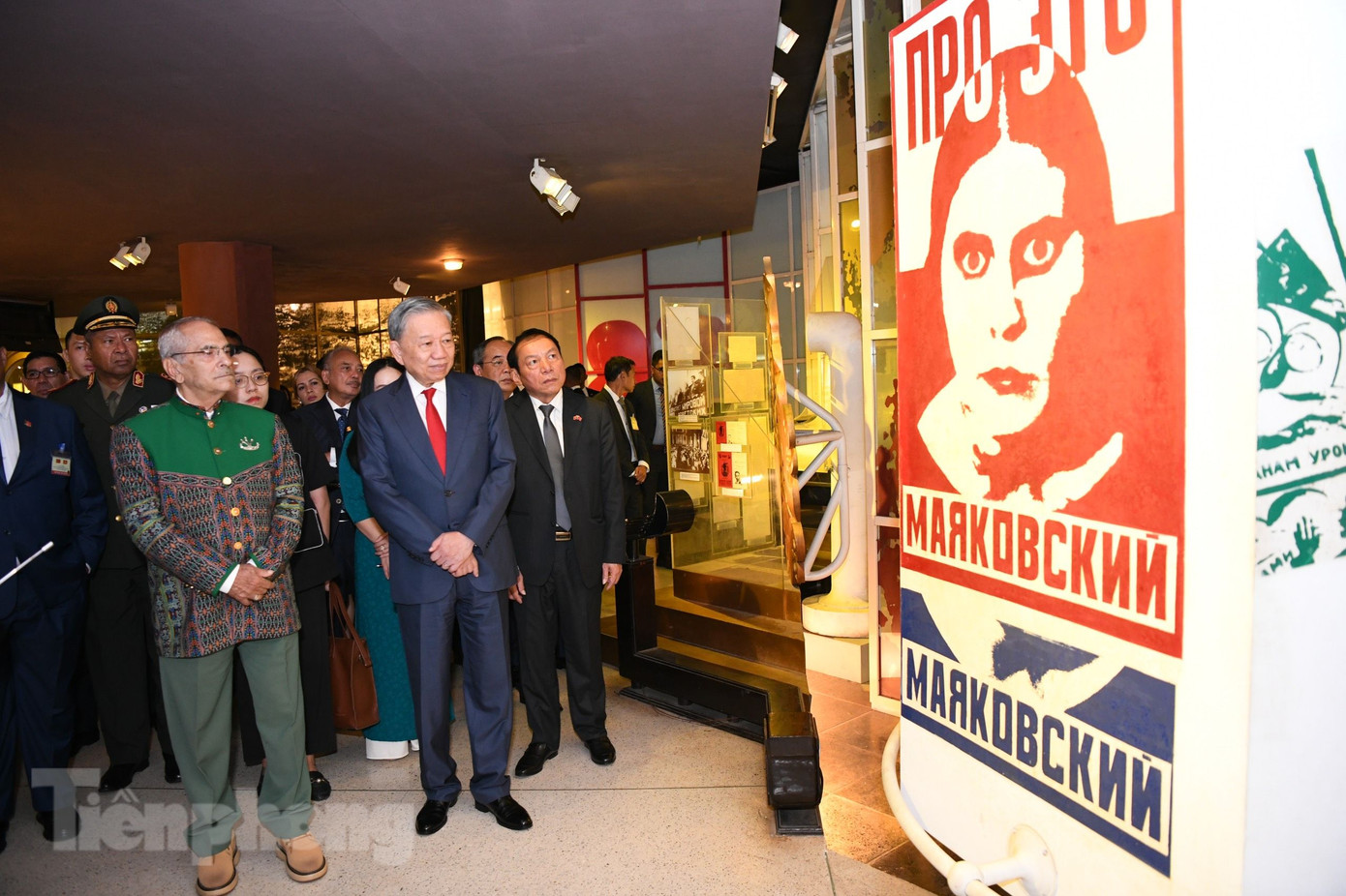 Chủ tịch nước Tô Lâm và Tổng thống Timor-Leste José Ramos-Horta xem những hình ảnh và hiện vật về cuộc đời Chủ tịch Hồ Chí Minh. (Ảnh: Như Ý)