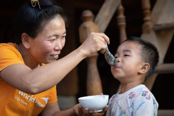 Việt Nam tiếp tục đối mặt với gánh nặng kép về dinh dưỡng trẻ em. (Ảnh: World Vision) Việt Nam tiếp tục đối mặt với gánh nặng kép về dinh dưỡng trẻ em. (Ảnh: World Vision)