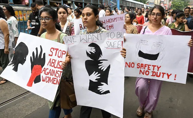 Đám đông biểu tình ở Ấn Độ sau vụ cưỡng hiếp tập thể và sát hại nữ bác sĩ 31 tuổi. (Ảnh: NDTV)