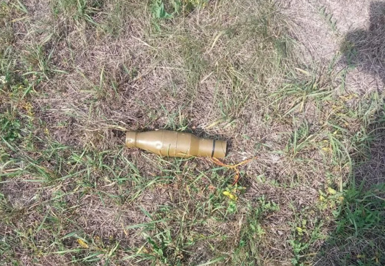 Đầu đạn của thiết bị nổ do máy bay không người lái thả xuống nhà máy điện hạt nhân Kursk. (Nguồn: Telegram)