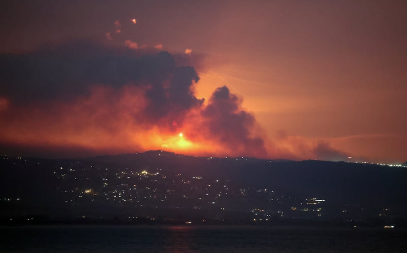 Khu vực miền nam Li-băng sáng rực trong cuộc tấn công của Israel sáng sớm 25/8. (Ảnh: Reuters)