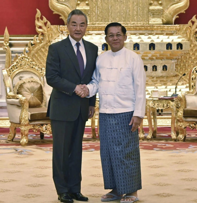 Ngoại trưởng Trung Quốc Vương Nghị trong cuộc gặp lãnh đạo chính quyền quân sự Myanmar Min Aung Hlaing, ngày 14/8. (Ảnh: GNLM)