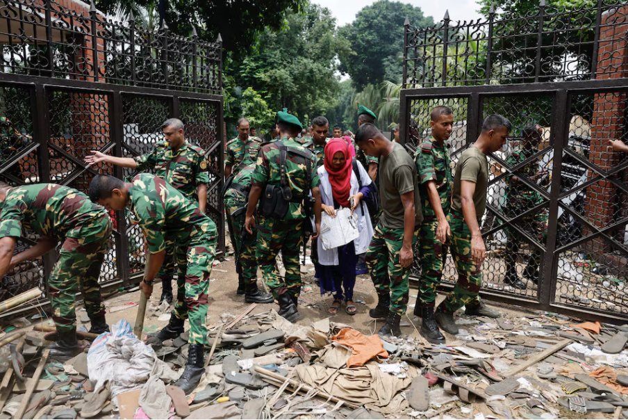 Quân đội dọn dẹp lối vào khu dinh thự thủ tướng Bangladesh, sau khi bà Sheikh Hasina từ chức và rời khỏi đất nước. (Ảnh: Reuters) Quân đội dọn dẹp lối vào khu dinh thự thủ tướng Bangladesh, sau khi bà Sheikh Hasina từ chức và rời khỏi đất nước. (Ảnh: Reuters)