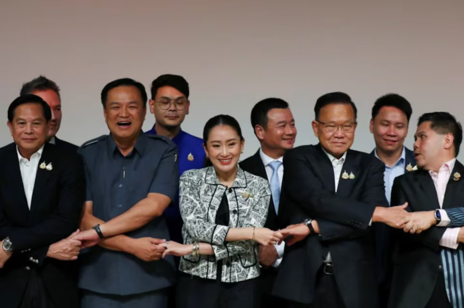 Bà Paetongtarn Shinawatra cùng lãnh đạo các đảng đối tác trong liên minh. (Ảnh: Reuters) Bà Paetongtarn Shinawatra cùng lãnh đạo các đảng đối tác trong liên minh. (Ảnh: Reuters)