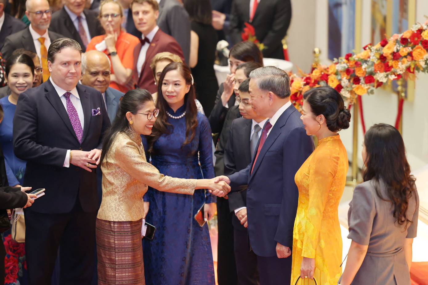 Tổng Bí thư, Chủ tịch nước Tô Lâm và Phu nhân đón các đại sứ, đại biện, trưởng đại diện các tổ chức quốc tế đến dự lễ kỷ niệm. (Ảnh: Quảng Phúc)