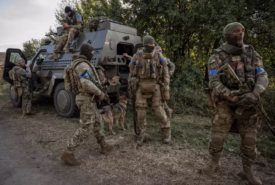 Lính Ukraine đứng gần chiếc xe quân sự ở khu vực gần biên giới Nga, ngày 16/8. (Ảnh: Reuters) Lính Ukraine đứng gần chiếc xe quân sự ở khu vực gần biên giới Nga, ngày 16/8. (Ảnh: Reuters)