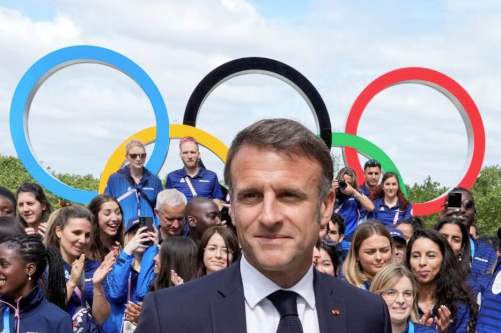 Tổng thống Pháp Emmanuel Macron gặp gỡ các vận động viên khi ông thăm làng Olympic Paris, ngày 22/7. (Ảnh: Reuters)