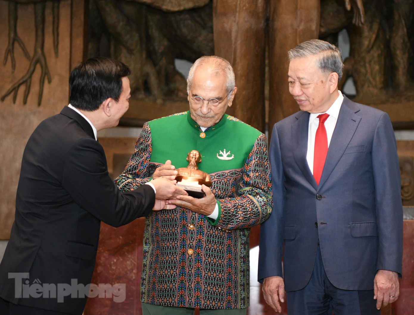 Tổng thống Timor-Leste José Ramos-Horta nhận món quà là bức tượng bán thân Chủ tịch Hồ Chí Minh khi đến thăm Bảo tàng. (Ảnh: Như Ý)