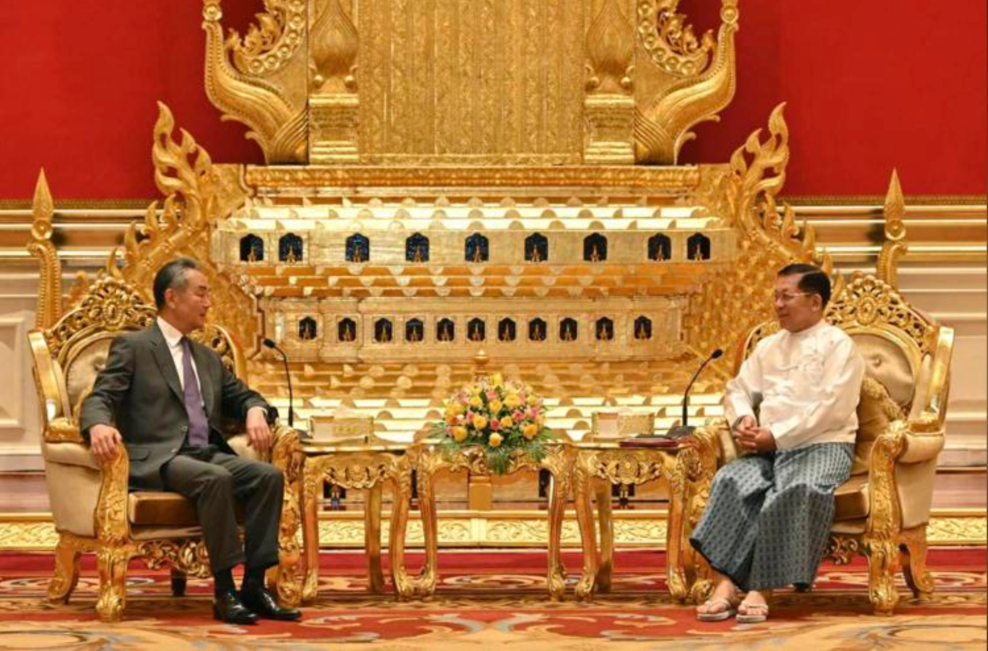 Ngoại trưởng Trung Quốc Vương Nghị trao đổi với Thống tướng Min Aung Hlaing, lãnh đạo chính quyền quân sự Myanmar. (Ảnh: gazette) Ngoại trưởng Trung Quốc Vương Nghị trao đổi với Thống tướng Min Aung Hlaing, lãnh đạo chính quyền quân sự Myanmar. (Ảnh: gazette)